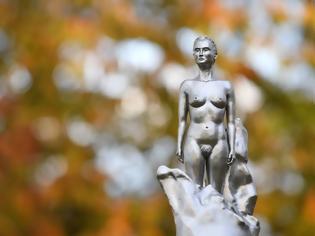 Φωτογραφία για Σάλος με γυμνό γυναικείο άγαλμα που τιμά τη «μητέρα του φεμινισμού» Μέρι Γουόλστονκραφτ