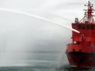 Φωτογραφία για Ελαφόνησος: Φωτιά σε φορτηγό πλοίο - Το εγκατέλειψε το πλήρωμα