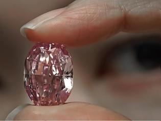 Φωτογραφία για Γενεύη: Πουλήθηκε έναντι 26,6 εκατ. δολαρίων εξαιρετικά σπάνιο ροζ διαμάντι