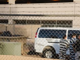 Φωτογραφία για ΗΠΑ: Με δύο δολάρια την ώρα κρατούμενοι στο Τέξας μεταφέρουν σορούς σε φορτηγά - ψυγεία