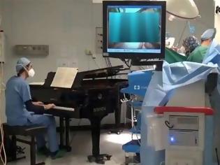 Φωτογραφία για Γιατί Ιταλοί γιατροί χειρουργούν μικρό ασθενή με καρκίνο με συνοδεία πιάνου (video)