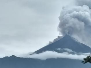 Φωτογραφία για Ινδονησία: Ενεργοποιήθηκε το ηφαίστειο «Λεβοτόλο»
