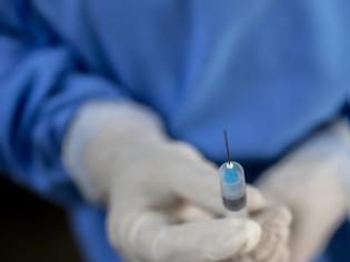 Φωτογραφία για Δυσαρέσκεια στη Γερμανία για τη «σπουδή» της Βρετανίας να εγκρίνει το εμβόλιο