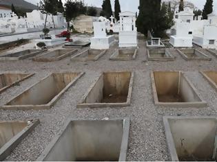 Φωτογραφία για Εικόνες σοκ: Ανοίγουν συνεχώς νέους τάφους στο νεκροταφείο Βούλας - Βάρης - Βουλιαγμένης