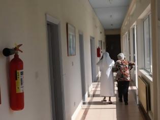 Φωτογραφία για Γαλλία: Η «Φυσαλίδα της Αγκαλιάς» εγκαταστάθηκε σε γηροκομείο για αγκαλιές