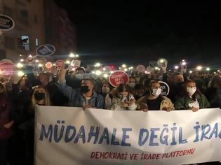 Φωτογραφία για Κύπρος: Τουρκοκύπριοι διαδήλωσαν στη Λευκωσία για «ελευθερία και ειρήνη»
