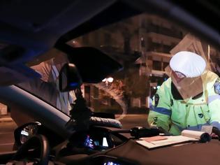 Φωτογραφία για Η συγκινητική ανάρτηση αστυνομικού και το... πρόστιμο: Η ηλικιωμένη που βγήκε να δει στολισμένη την Αθήνα