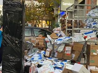 Φωτογραφία για Άγιος Δημήτριος: Εικόνες χάους έξω από εταιρεία ταχυμεταφορών - Δέματα σαν... σκουπίδια!