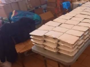 Φωτογραφία για Ταβέρνα στο Κερατσίνι μοιράζει δωρεάν 800 μερίδες φαγητού ημερησίως. Όποιος μπορεί και θέλει μπορεί να ενισχύσει