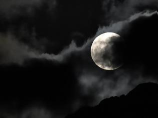 Φωτογραφία για Φωτος: Η τελευταία πανσέληνος του έτους - Το 2020 κλείνει με το «παγωμένο φεγγάρι»
