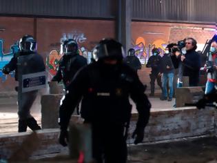 Φωτογραφία για Η αστυνομία διέλυσε παράνομο ρέιβ πάρτι που διεξαγόταν για 40 ώρες έξω από τη Βαρκελώνη