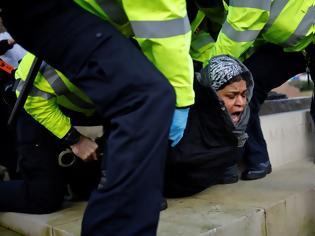 Φωτογραφία για Κύμα οργής στο Λονδίνο κατά του lockdown: Πόλεμος με την αστυνομία και συλλήψεις
