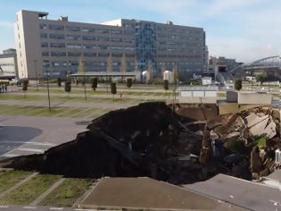 Φωτογραφία για Νάπολη: Τεράστια τρύπα άνοιξε σε πάρκινγκ έξω από νοσοκομείο
