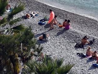 Φωτογραφία για Reuters: Οι Έλληνες... τρέχουν στις παραλίες παρά το lockdown