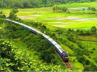 Φωτογραφία για Στη  φωτογραφία τρένο διέρχεται από γραφικό σκηνικό στην Καρνατάκα και μαγεύει τους χρήστες του διαδικτύου.