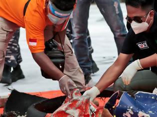 Φωτογραφία για Συντριβή αεροσκάφους στην Ινδονησία: Βρέθηκαν συντρίμμια και ανθρώπινα μέλη