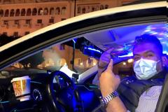 Θεσσαλονίκη: Ταξί... club προσφέρει ποτό και μουσική στους πελάτες εν μέσω πανδημίας