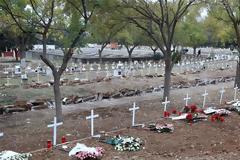 Συγκλονιστικό - Αμέτρητοι οι τάφοι για τα θύματα της πανδημίας