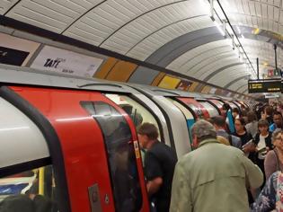 Φωτογραφία για Απίστευτες εικόνες συνωστισμού στο μετρό του Λονδίνου