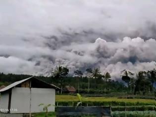 Φωτογραφία για Εξερράγη το ηφαίστειο Σεμέρου στην Ινδονησία – Η τέφρα έφτασε σε ύψος τα 5 χιλιόμετρα