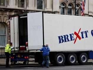 Φωτογραφία για Brexit: Φορτηγά μεταφοράς θαλασσινών κατέκλυσαν τη Ντάουνινγκ Στριτ