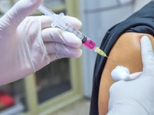 Φωτογραφία για Bloomberg: H Κομισιόν προωθεί το πιστοποιητικό εμβολιασμού – Τι είναι και πώς θα λειτουργεί