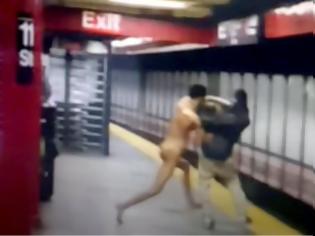 Φωτογραφία για Σοκαριστικό: Γυμνός άνδρας έριξε επιβάτη στις ράγες του μετρό και σκοτώθηκε ο ίδιος. Βίντεο.