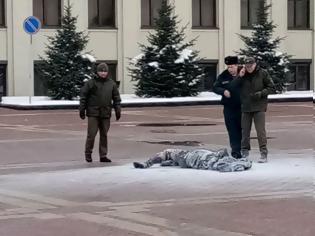Φωτογραφία για Λευκορωσία: Άνδρας αυτοπυρπολήθηκε έξω από τα κεντρικά γραφεία της κυβέρνησης