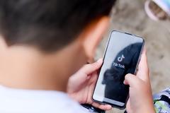 Ιταλία μπλοκάρει το TikTok σε ανήλικους μετά τον θάνατο 10χρονης από ασφυξία