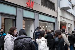 Συνωστισμός και μεγάλες ουρές έξω από τα μαγαζιά σε Αθήνα - Θεσσαλονίκη