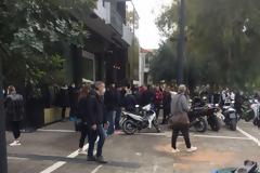 Συνωστισμός στον Φλοίσβο και στα μαγαζιά στη Γλυφάδα παρά το lockdown