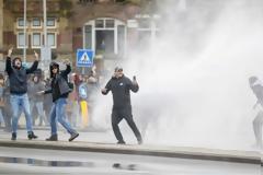Ολλανδία: Άγριες συγκρούσεις μεταξύ αστυνομικών και διαδηλωτών για την απαγόρευση κυκλοφορίας