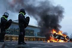 Ολλανδία: Δεύτερη νύχτα ταραχών σε διαδηλώσεις κατά της απαγόρευσης κυκλοφορίας