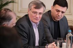 Κικίλιας και Τσιόδρας ενημερώνουν τα κόμματα για την πορεία της πανδημίας