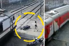 Η μοτοσυκλέτα διαλύεται  ο αναβατής σώζεται δευτερόλεπτα πριν το πέρασμα του τρένου. Βίντεο.