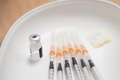 Σουηδία σταματά τις πληρωμές στην Pfizer για τα εμβόλια