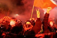 Στους δρόμους οι Πολωνοί μετά από διάταγμα που απαγορεύει τις αμβλώσεις