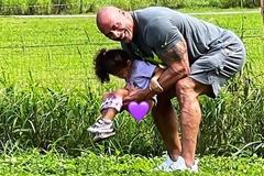 Dwane Johnson: Χτενίζει την κορούλα του και γίνετε viral (Pic)