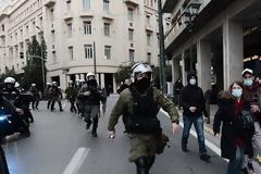 Επεισόδια και χημικά στη συγκέντρωση για τον Κουφοντίνα στο κέντρο της Αθήνας -