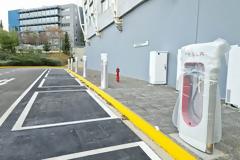Tesla Supercharges: Εγκαταστάθηκαν οι πρώτοι ταχυφορτιστές στην Αθήνα