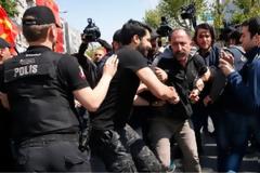 Τουρκία: Ανάρτησαν πίνακα στο Πανεπιστήμιο του Βοσπόρου με ζωγραφισμένη την ΛΟΑΤ σημαία πάνω στον ιερό τόπο του Ισλάμ