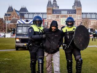 Φωτογραφία για Ολλανδία: Η αστυνομία διέλυσε πλήθος διαδηλωτών κατά του lockdown - Συνέλαβε 30 ανθρώπους