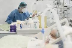 Υπερδιπλασιάστηκαν οι εισαγωγές στα νοσοκομεία της Αττικής μέσα σε εννιά μέρες