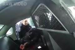 Σοκαριστικό! Έβαλαν χειροπέδες σε 9χρονο κορίτσι και του έριξαν με σπρέι πιπεριού (Video)