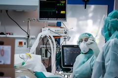 Έρευνα: Μειώθηκαν οι θάνατοι ασθενών στις ΜΕΘ από Covid-19