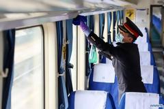 Κίνα:  Σιδηροδρομικοί πραγματοποιούν απολύμανση σε τρένο για να περιορίσουν την εξάπλωση της πανδημίας.