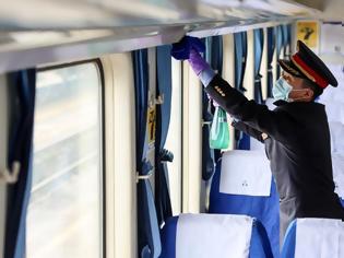 Φωτογραφία για Κίνα:  Σιδηροδρομικοί πραγματοποιούν απολύμανση σε τρένο για να περιορίσουν την εξάπλωση της πανδημίας.