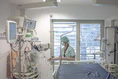 Μείωση στη θνητότητα των ασθενών στις ΜΕΘ τους τελευταίους μήνες της πανδημίας