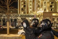 Ρωσία: Τουλάχιστον 500 συλλήψεις αντιφρονούντων από την αστυνομία φωτος