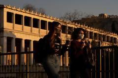 Λοιμωξιολόγοι: Να μπουν στο «κόκκινο» Θεσσαλονίκη και Αχαΐα. Περιορισμός στις μετακινήσεις, τι λένε για σχολεία